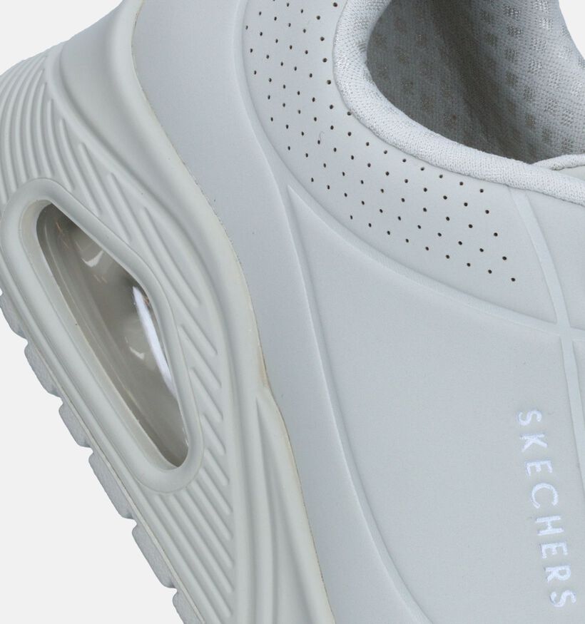 Skechers Uno Stand On Air Baskets en Écru pour femmes (344728)