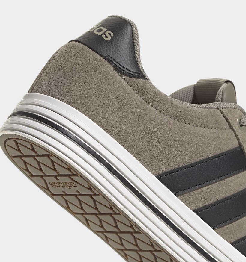 adidas Daily 4.0 Baskets en Gris pour hommes (343280)